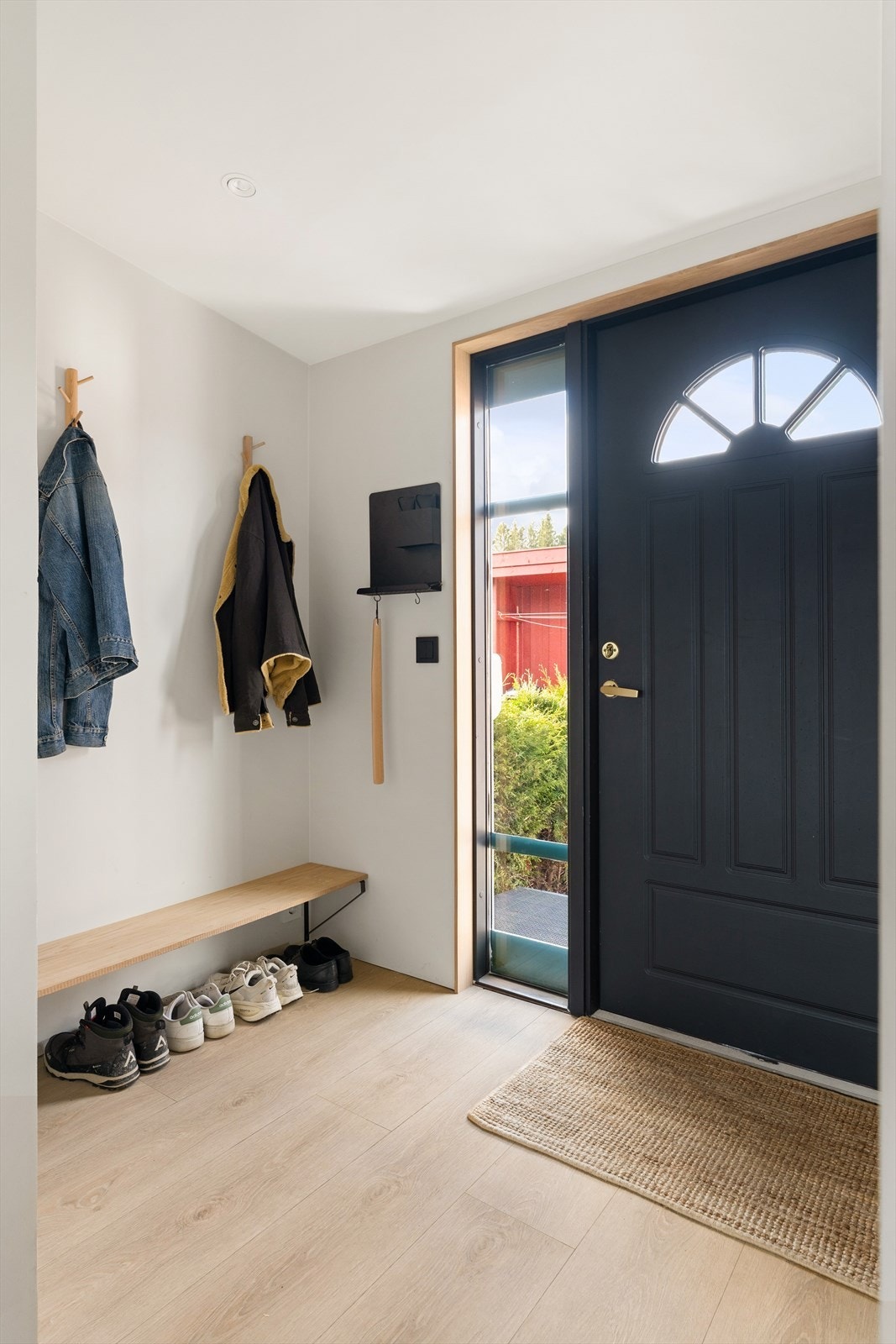 Her blir man ønsket velkommen inn til boligens entrè på ca. 3,5 m². Gangen har god plass til klesoppheng. Galleribilde