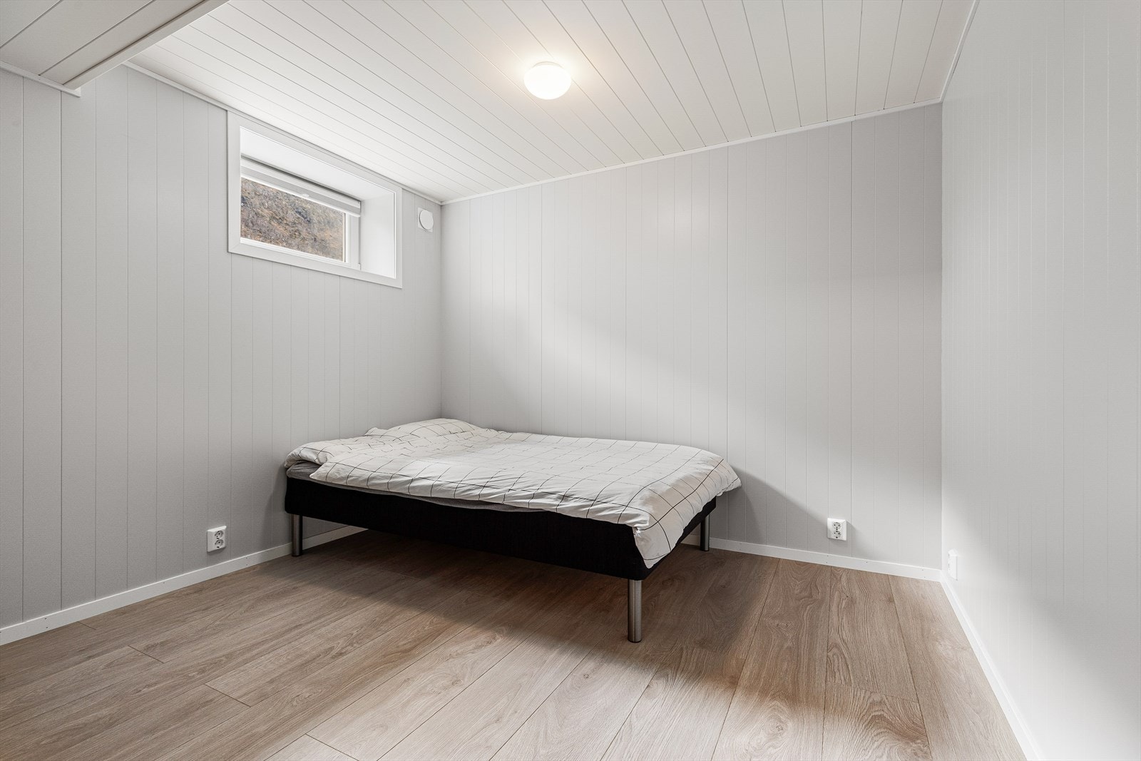 Soverom i underetasje av god størrelse med plass til seng og garderobe. Galleribilde