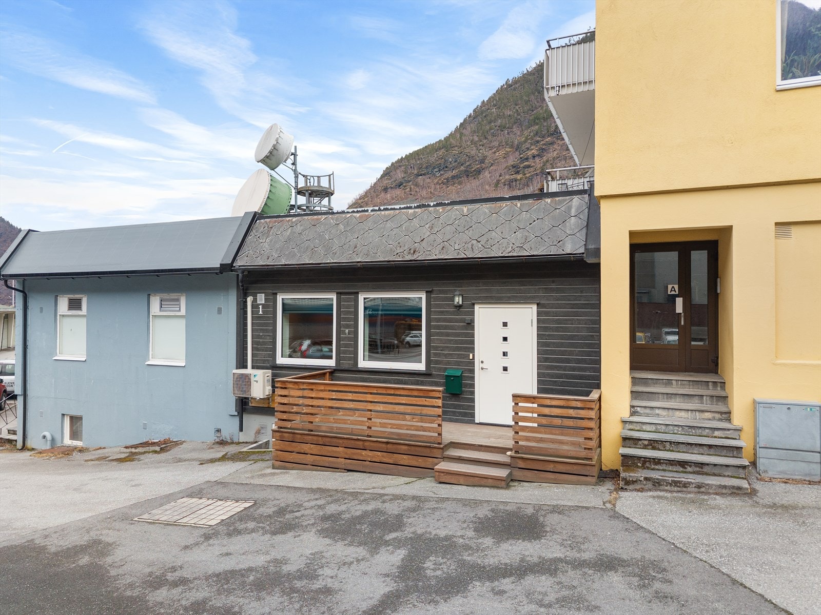 Tomta har utgang til en felles bakgård og er praktisk avgrenset av kommunal veg og fortau. Galleribilde