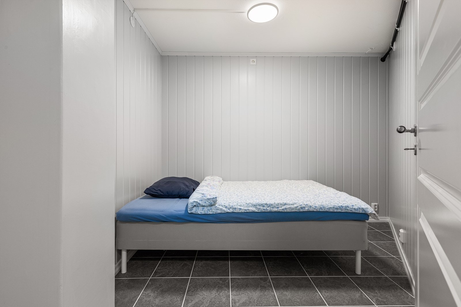 Ton boder i underetasje med god plass til oppbevaring. Galleribilde