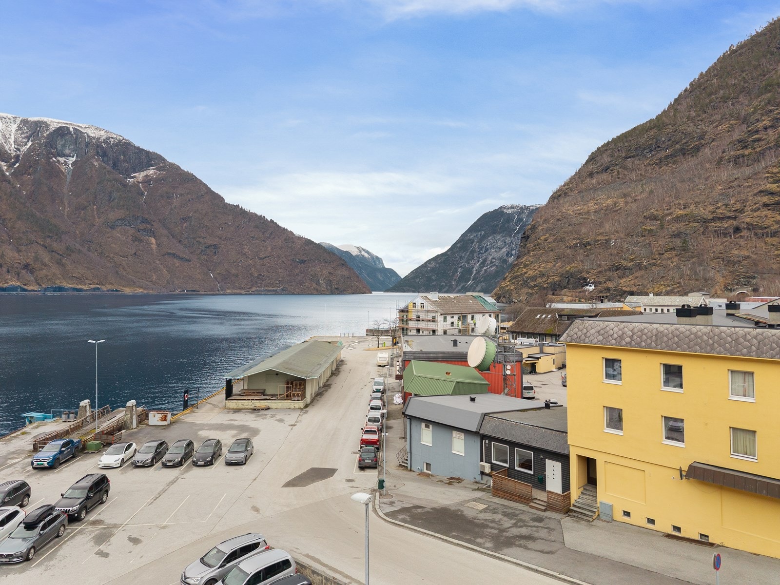 Her har du alt innafor rekkevidde samtidig som bustaden ligg tilbaketrekt til midt i sentrum av Årdalstangen. Galleribilde