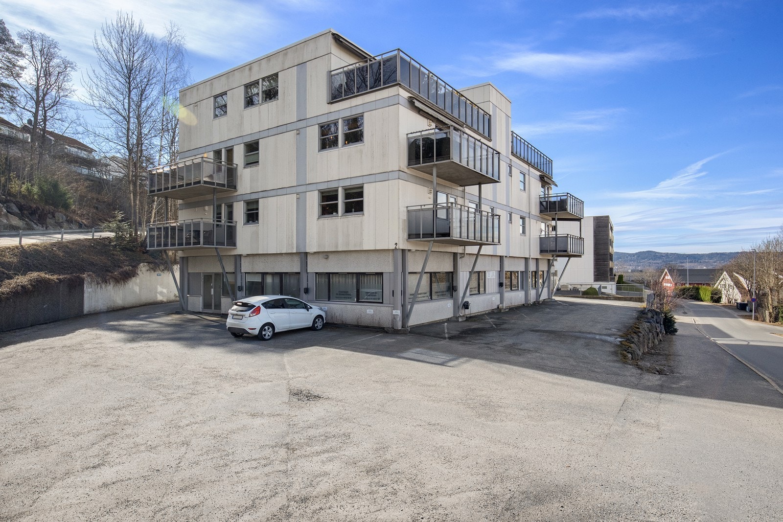 Leiligheten disponerer en utvendig parkeringsplass med elbil-lader. Galleribilde