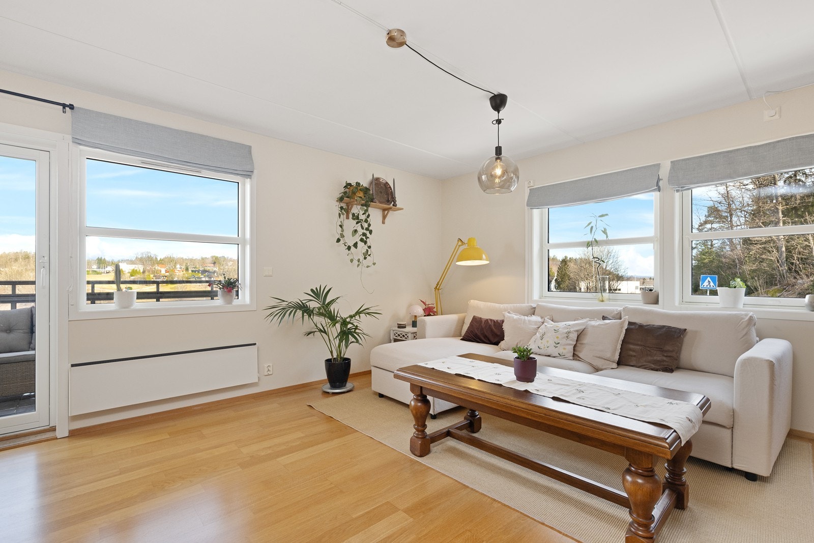 Stuen fremstår lys og luftig. Galleribilde