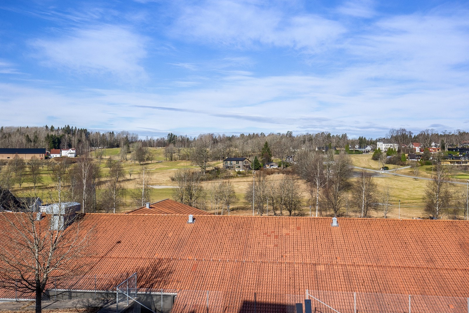 Åpent og herlig utsyn mot Drøbak golfbane og Seierstenmarka. Galleribilde