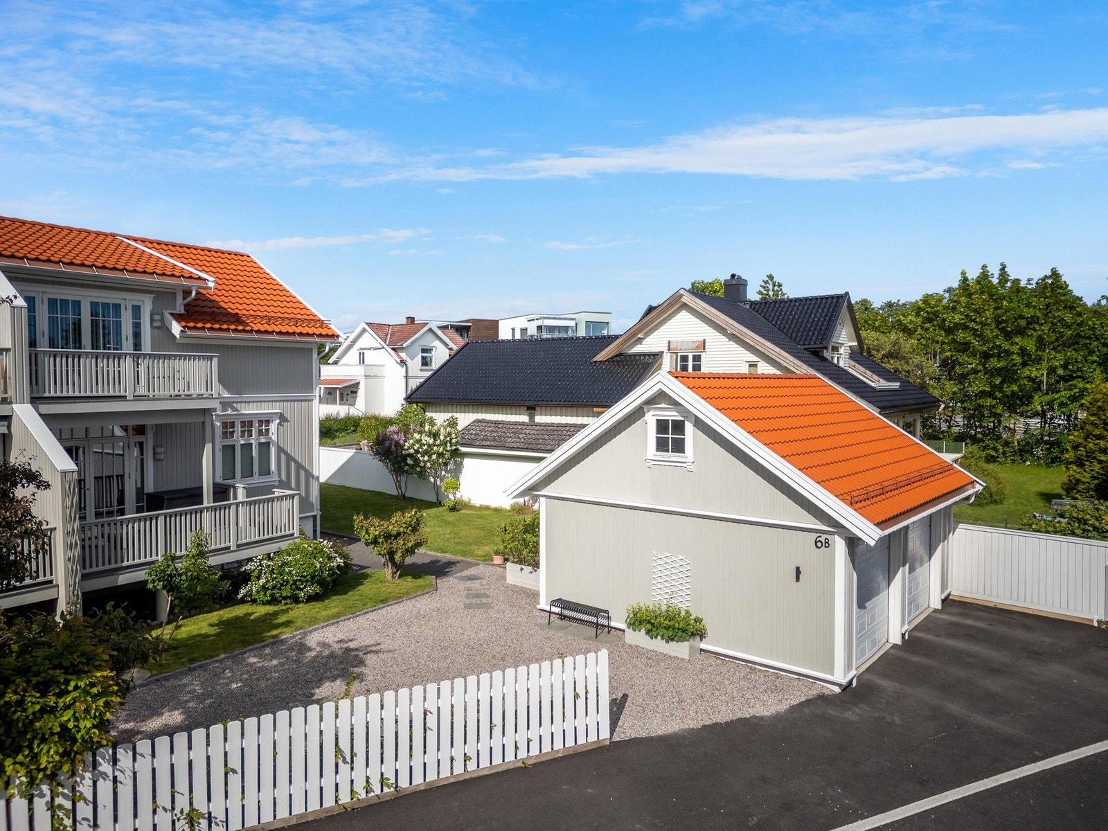 Gruset gårdsplass med garasje Galleribilde