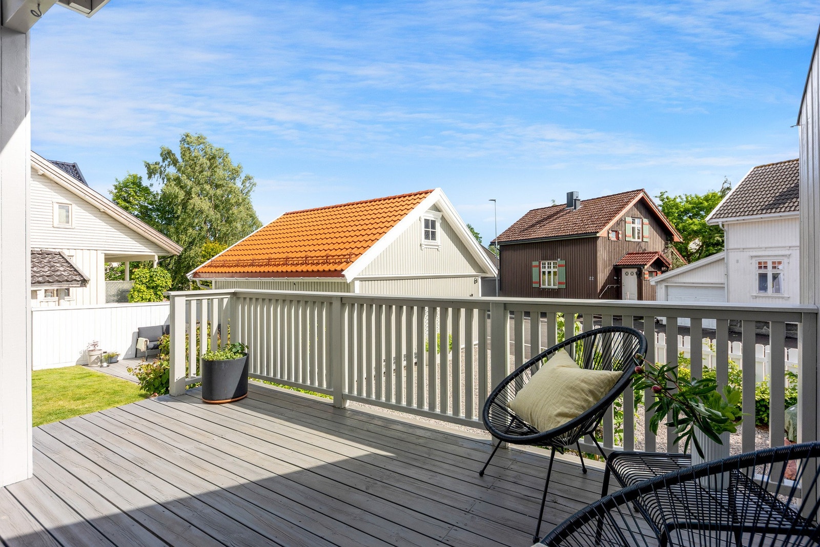 Solrik og skjermet uteplass Galleribilde