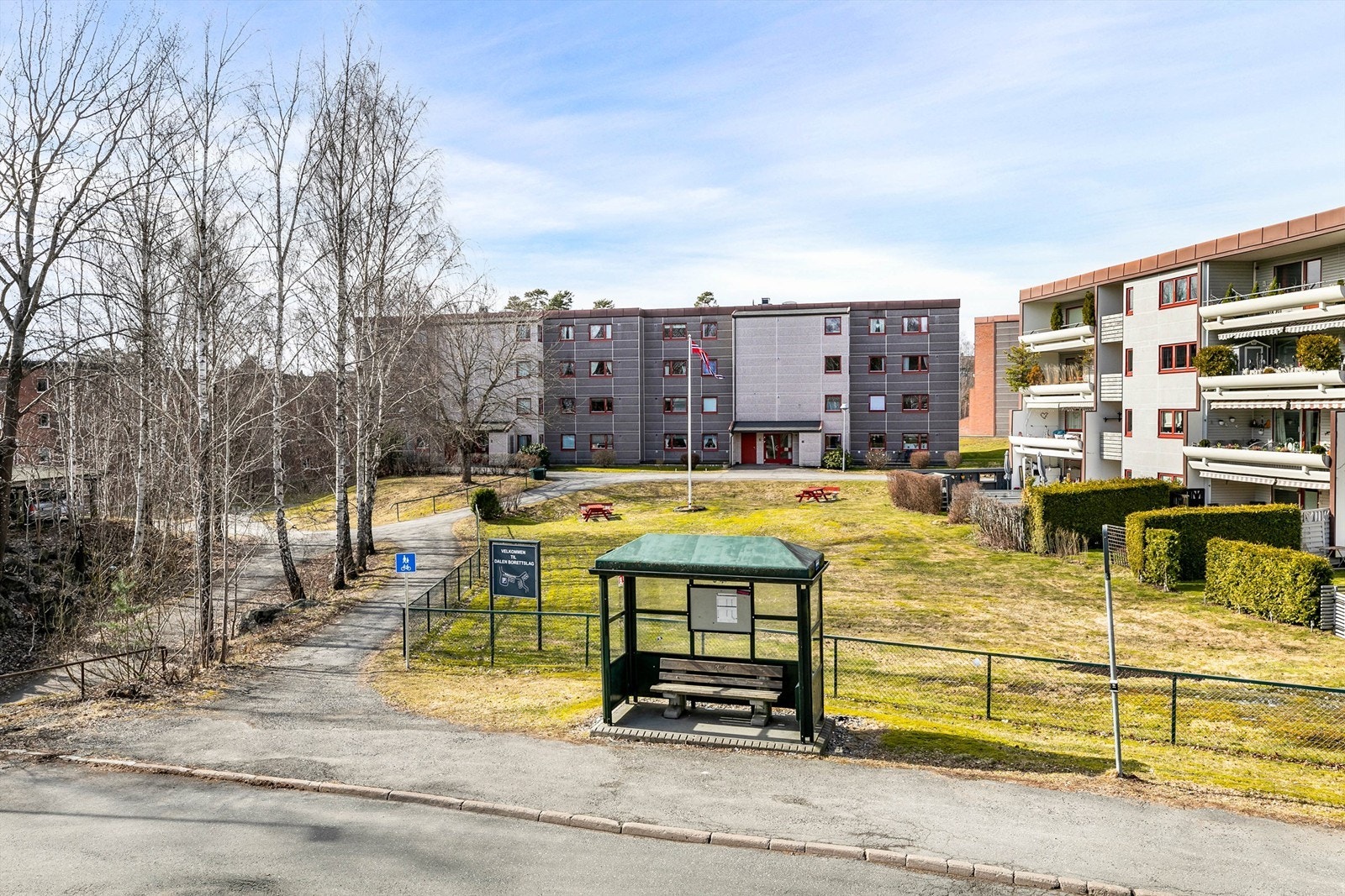 Buss til byen og togstasjonen har hyppig avganger fra Øreåsen dagen gjennom. Galleribilde