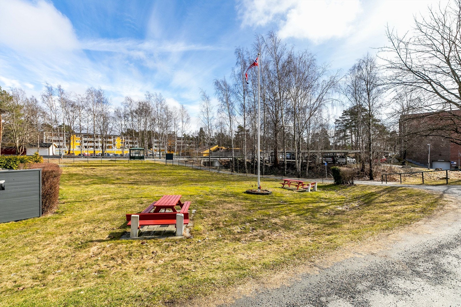 Fellesarealene rundt blokkene holdes velstelt i regi av borettslaget. Galleribilde