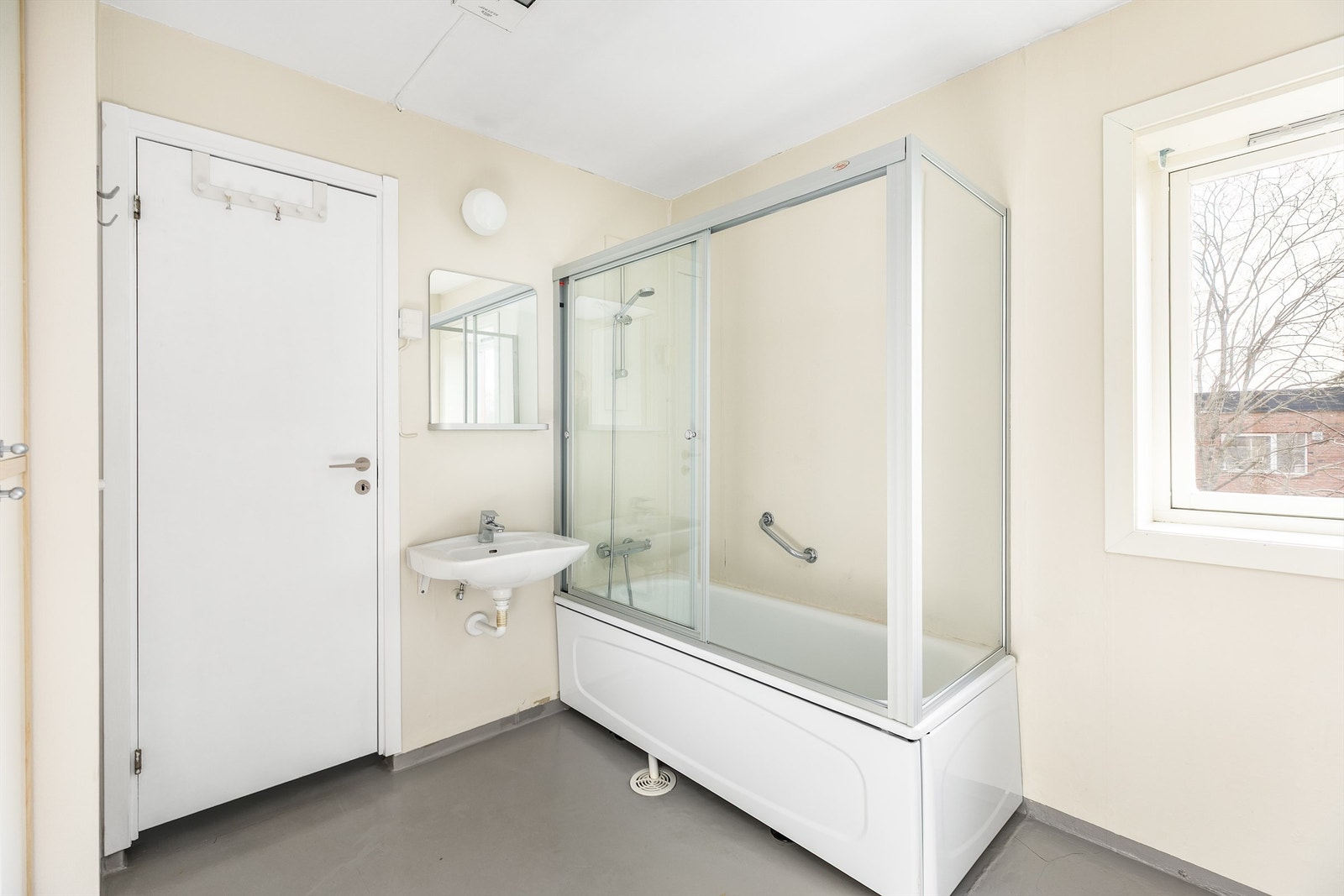 Badet er fra byggeåret, men funksjonelt. Fornying bør likevel påregnes da rommet i helhet er gitt TG 3, hovedsakelig på grunn av alder. Galleribilde
