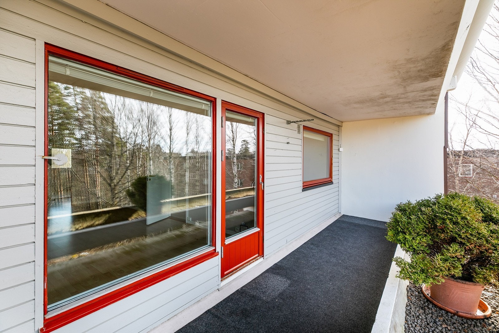 Flere vinduer ble skiftet ut av borettslaget rundt 2018, verandadøren i 2007. Galleribilde