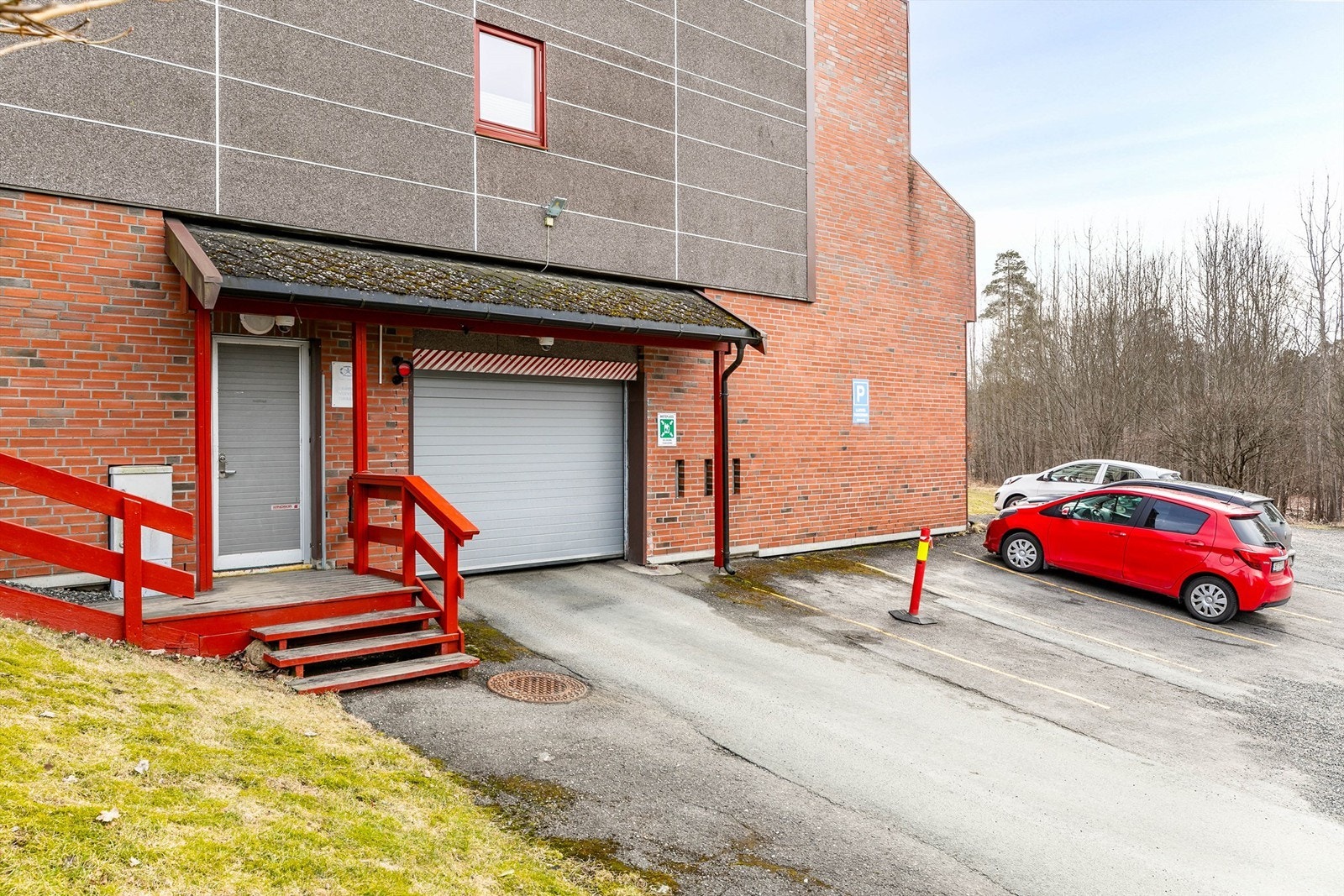 Leiligheten disponerer biloppstillingsplass i felles garasje under nabo-blokken. Galleribilde