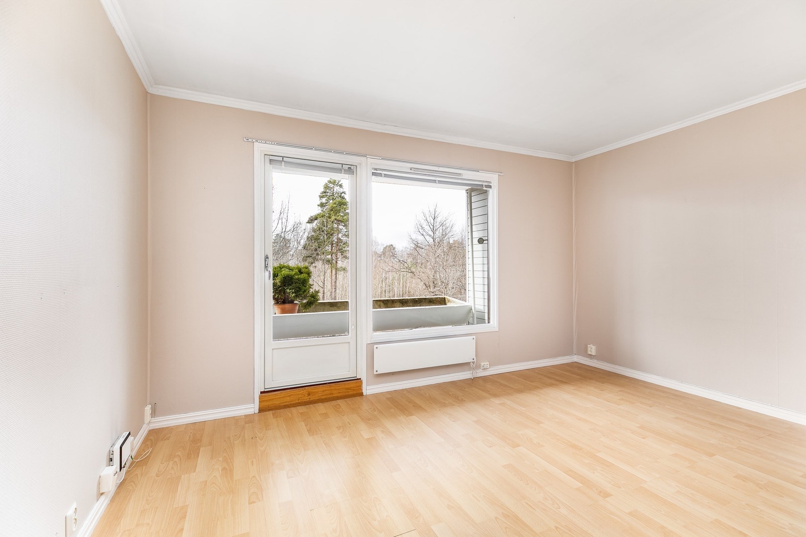 Det er i praksis ikke innsyn til verken stuen eller noen av leilighetens øvrige rom. Galleribilde