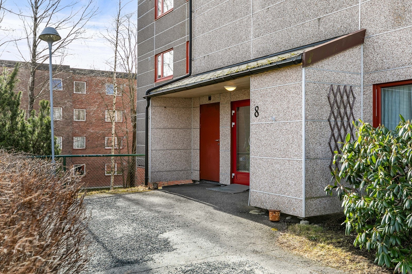 Hovedinngangen har porttelefon som betjenes fra leilighetens entré. Galleribilde