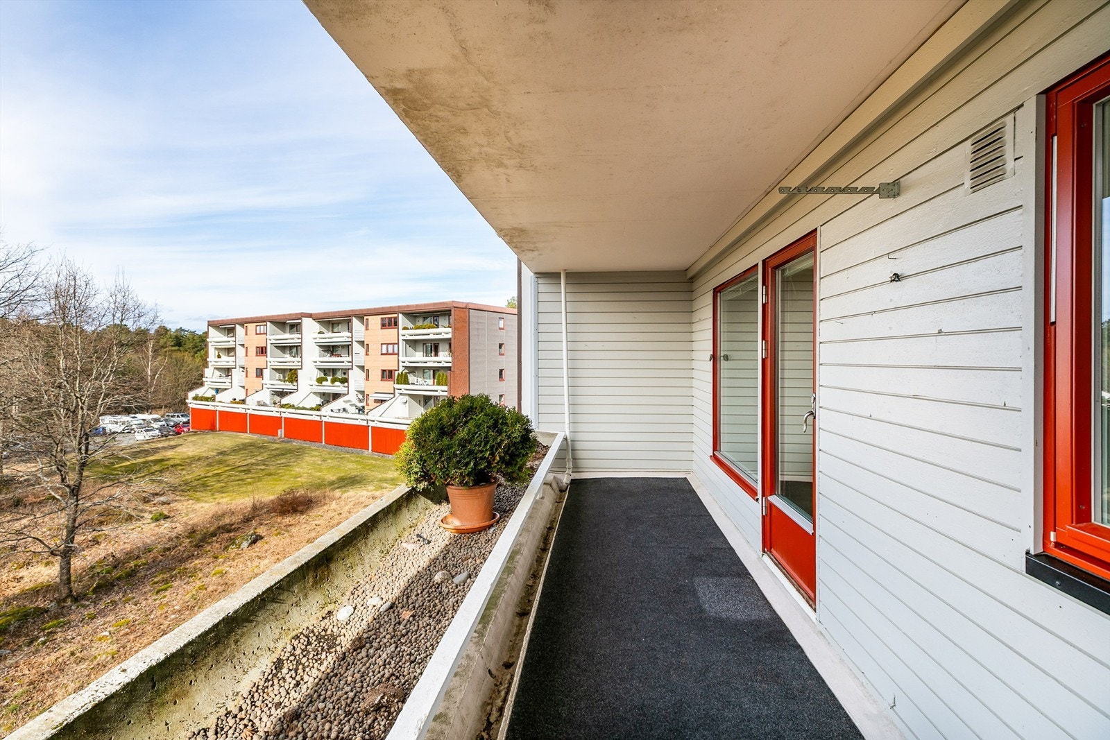 Verandaen er orientert i vestlig retning og sommerstid solfylt fra tidlig ettermiddag. Fotograf; Børge Oppegård. Galleribilde