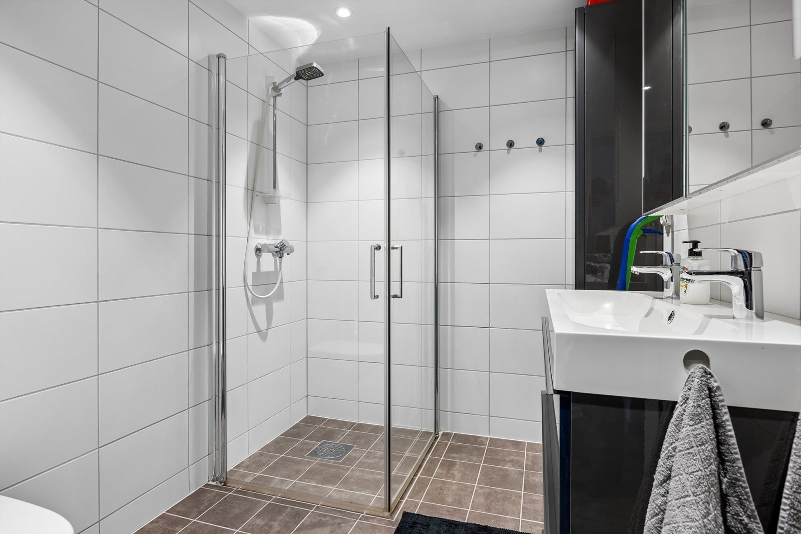 Badet er flislagt fra topp til tå og er utstyrt med blant annet gulvvarme, dusjhjørne, innfellbare dusjdører, mekanisk avtrekk, servant, servantskap og veggmontert wc. Badet har også fått tildelt tilstandsgrad 1 av takstmann. Galleribilde