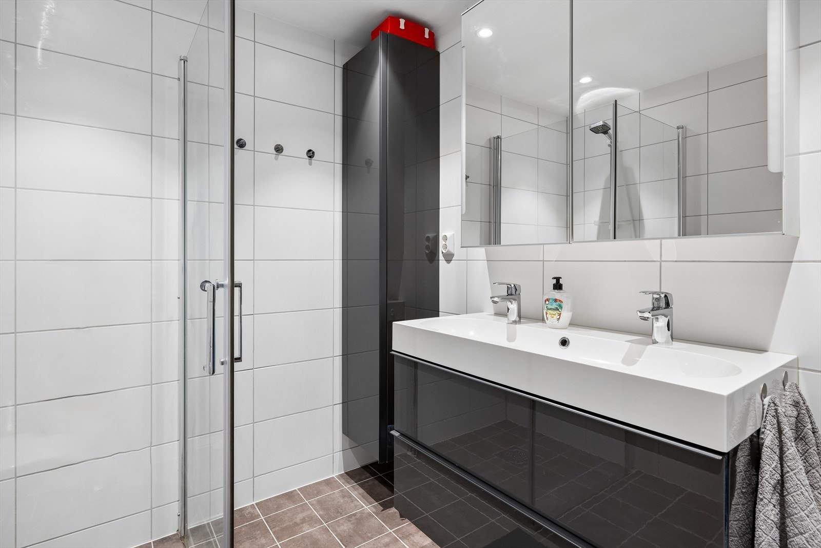 Badet i 1. etasje er 5 m², i tillegg til bad er det et separat vaskerom i etasjen. Galleribilde