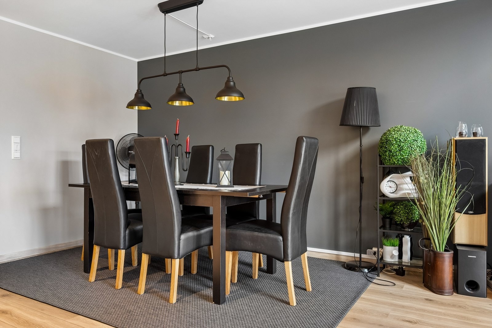 Fra eiendommen er det ca. 9 minutter til Fillan sentrum. Fillan har gode servicetilbud og fasiliteter som legekontor, helsestasjon, og flere butikker. I tillegg ligger Hitra idrettspark og Hitrahallen like i nærheten. Galleribilde