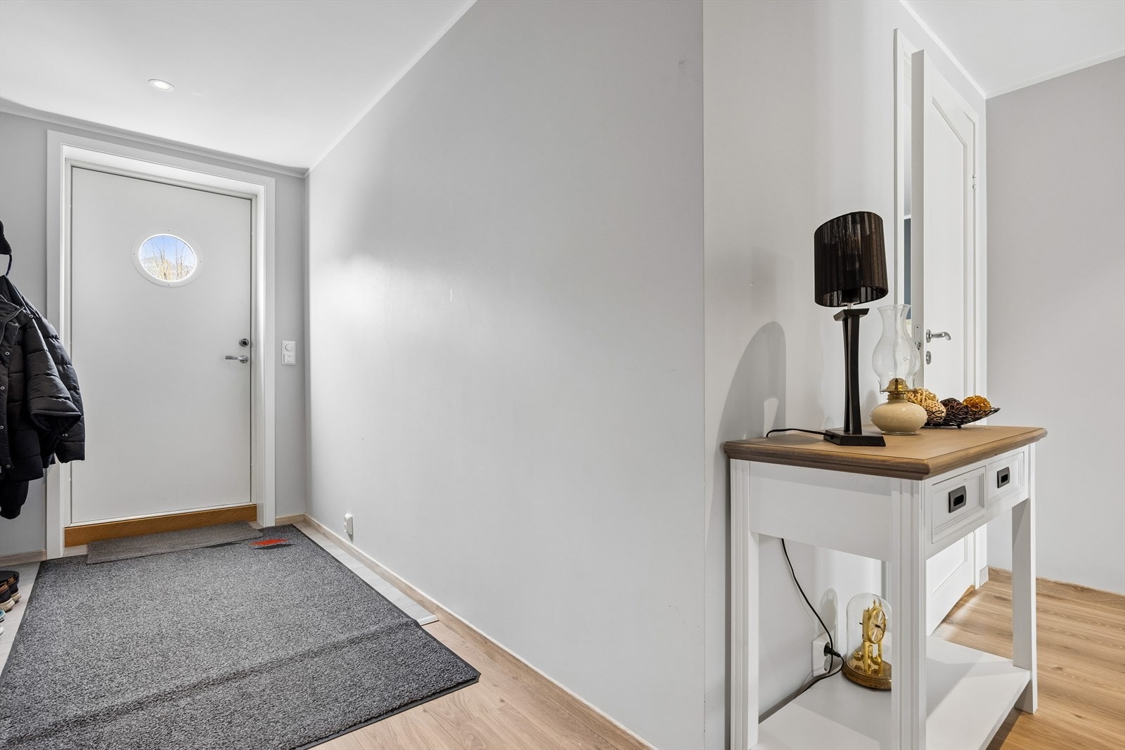 Romslig entré/gang på totalt 13m². Galleribilde