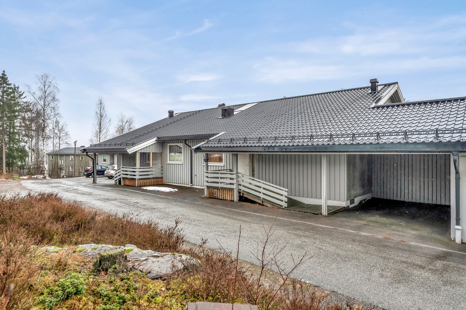 Boligen har en flott beliggenhet nær sentrum og med et skjermet inngangsparti med tilgang til carport Galleribilde