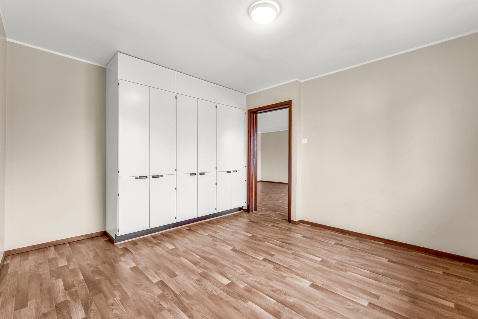 Soverom nr 2 er også romslig og med god plass for dobbeltseng og garderobe Galleribilde