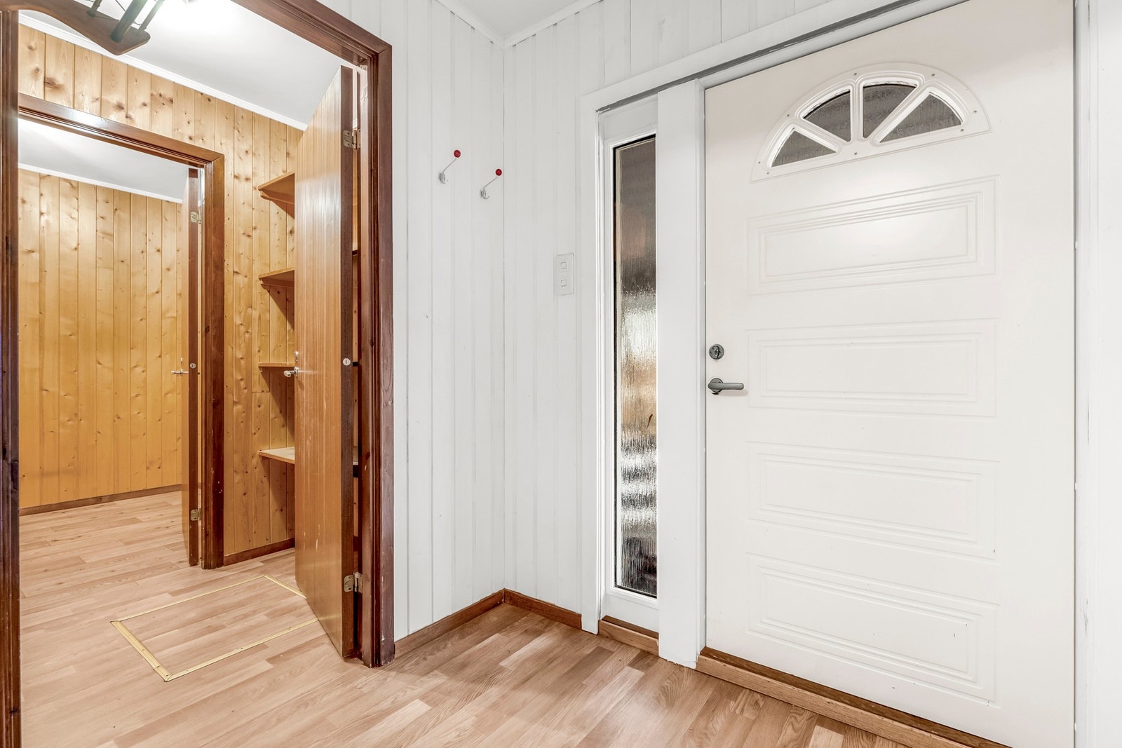 Hyggelig entrè med tilgang til lagringsrom Galleribilde