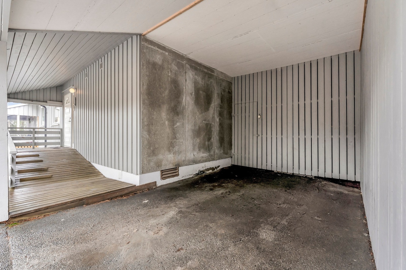 Romslig carport ved inngangspartiet Galleribilde