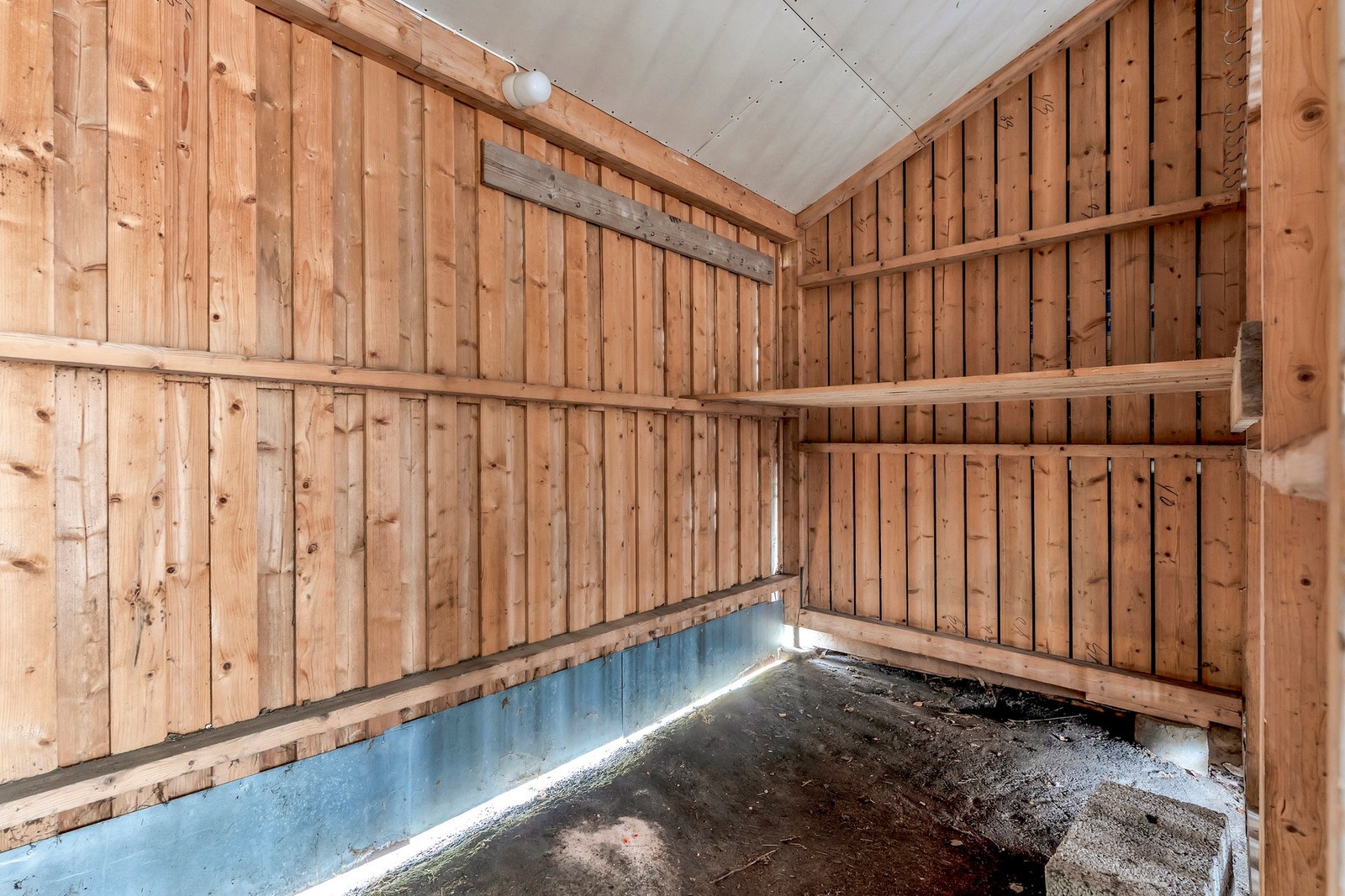 Bak carporten har man tilgang til større utebod. Galleribilde