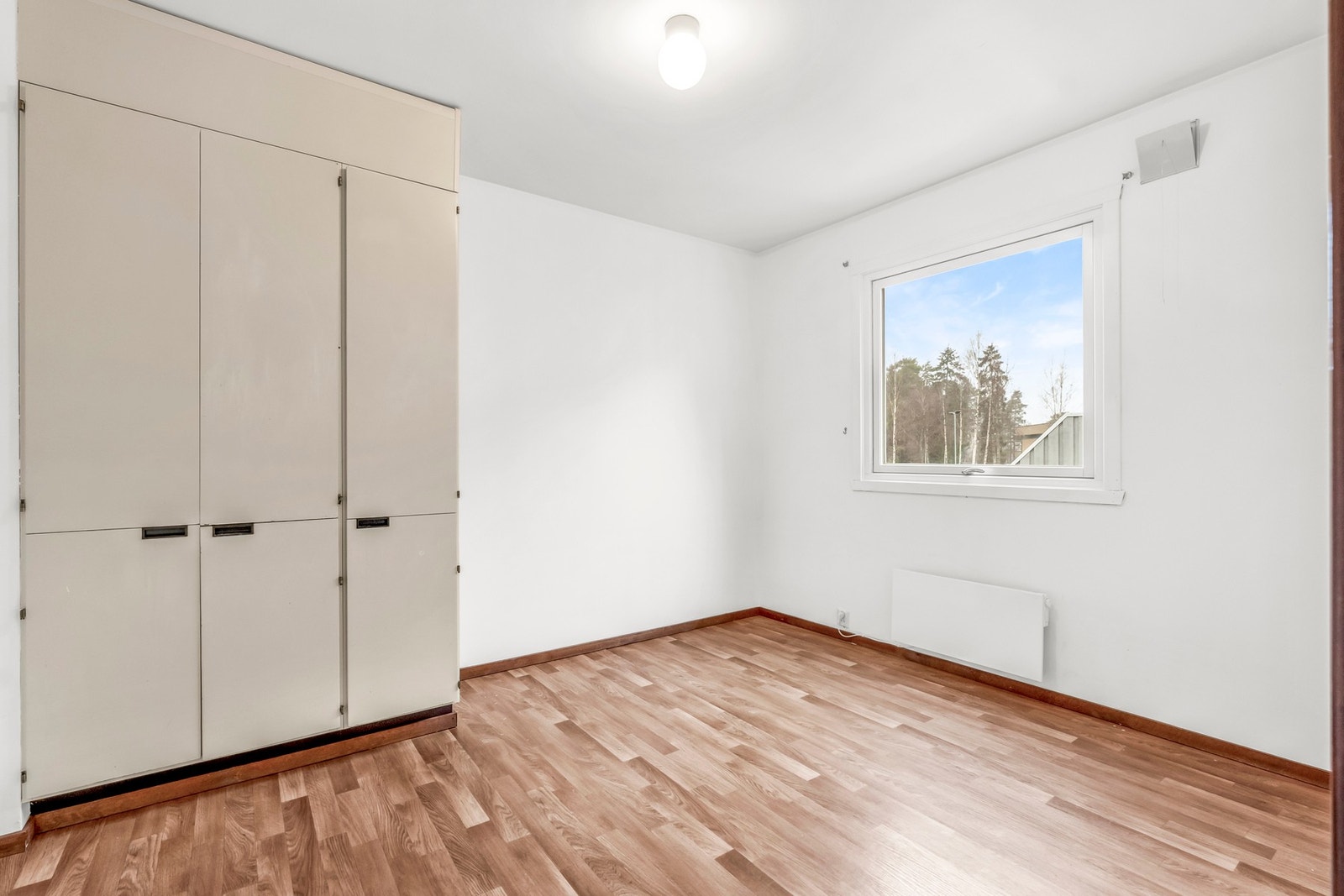 Soverom nr 1 har rikelig med naturlig lys og tilgang til garderobeløsning Galleribilde