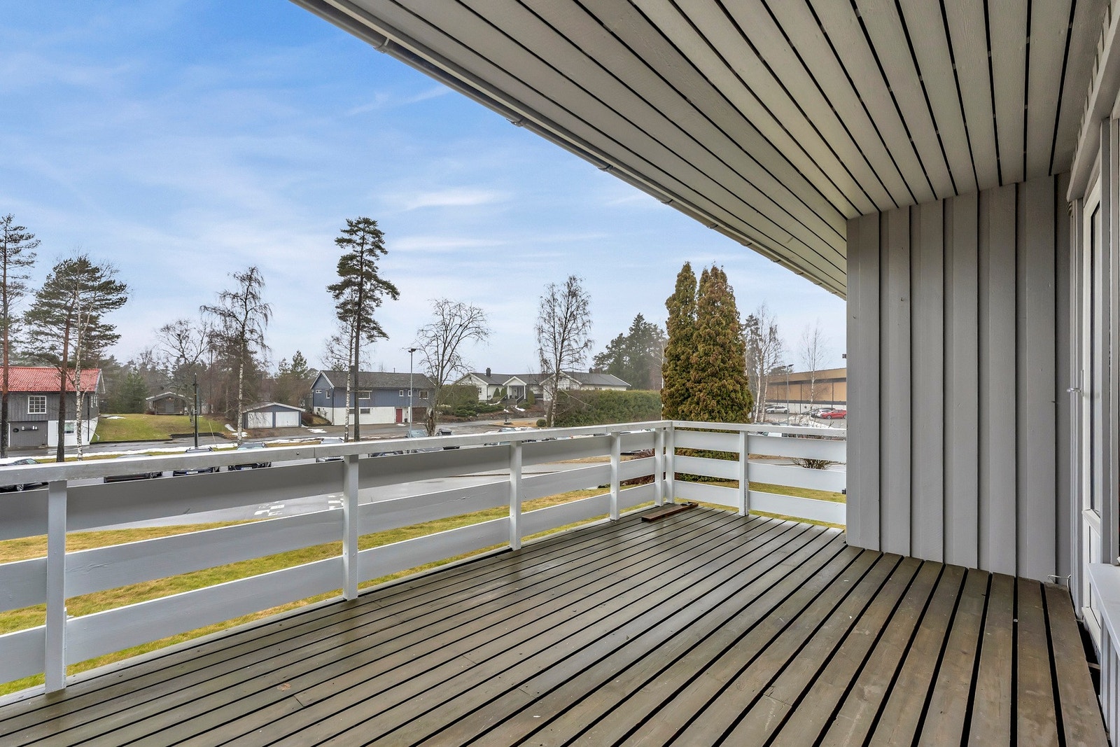 Solrik terrasse med god plass for utemøbler og grill Galleribilde