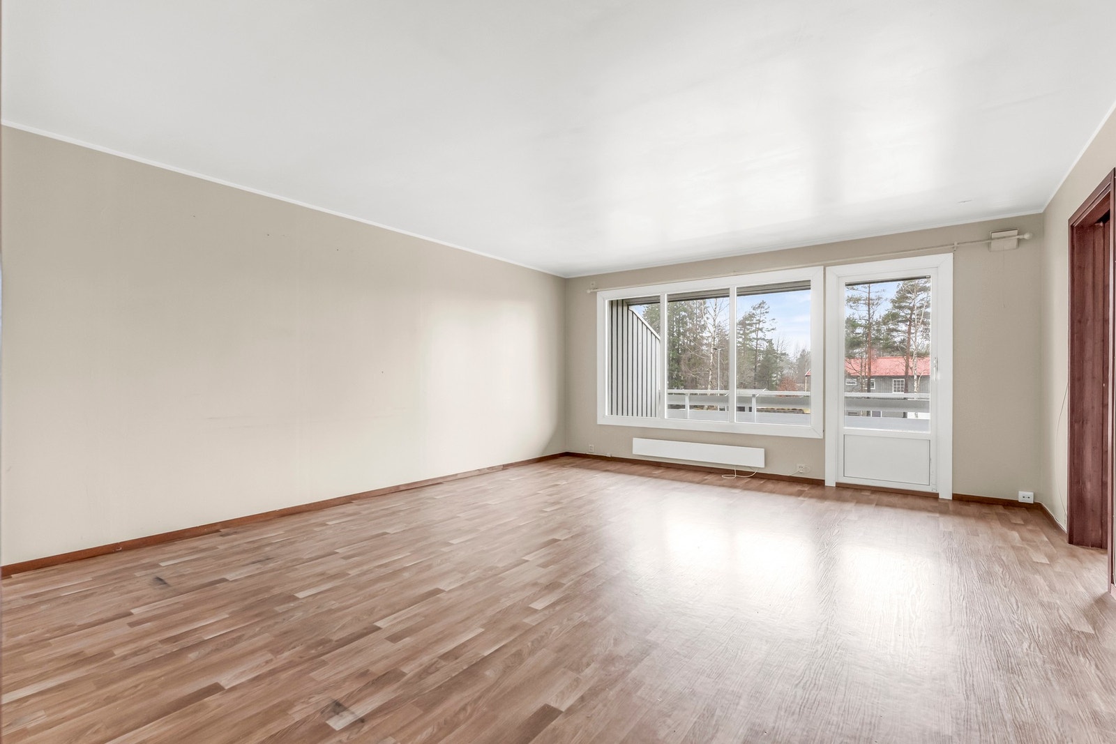 Boligen har renoveringsbehov.
I stuen er det god plass for større sittegruppe, spiseplass, tv-krok mm Galleribilde