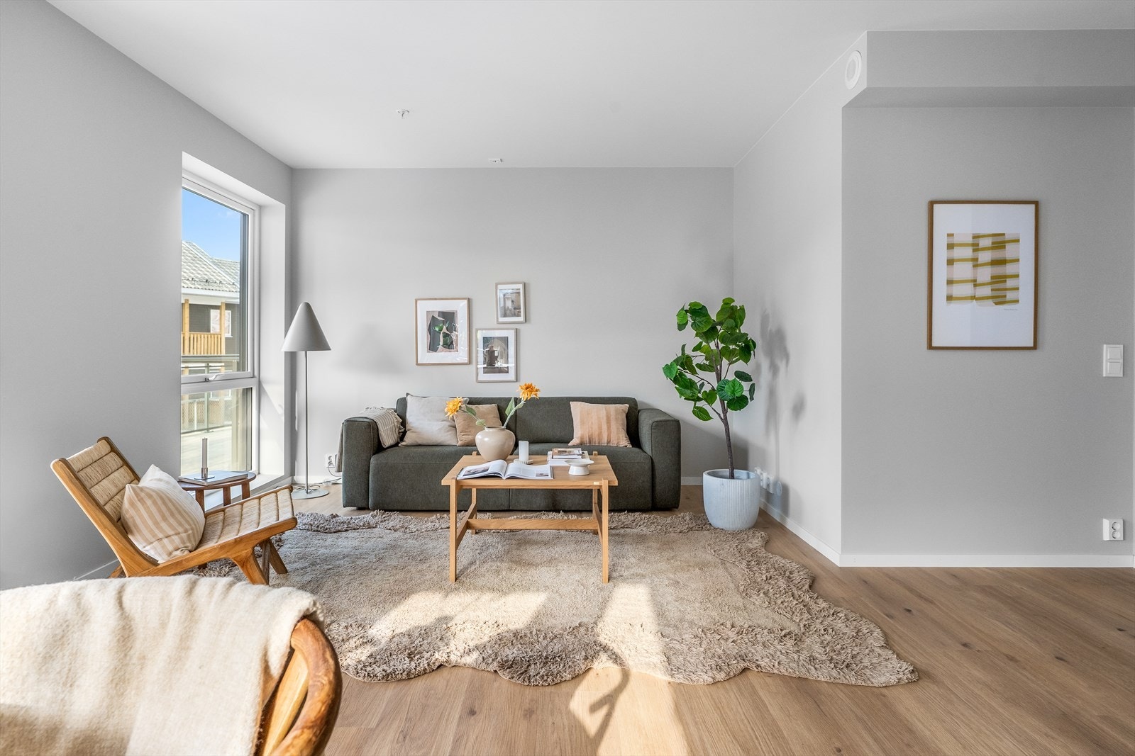 Stuen har god plass til møblement i flere soner, hvor du enkelt kan møblere etter eget behov og smak. Galleribilde
