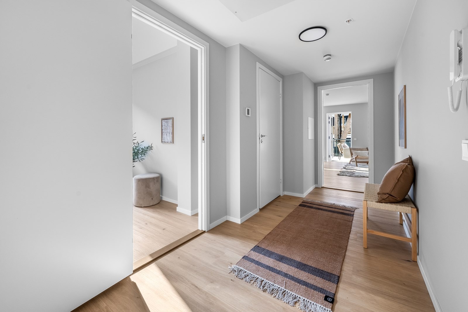 Fra gangen har du direkte tilkomst til leilighetens to soverom og bad. Videre kommer du til et flott allrom med stue, spisestue og kjøkken. Galleribilde