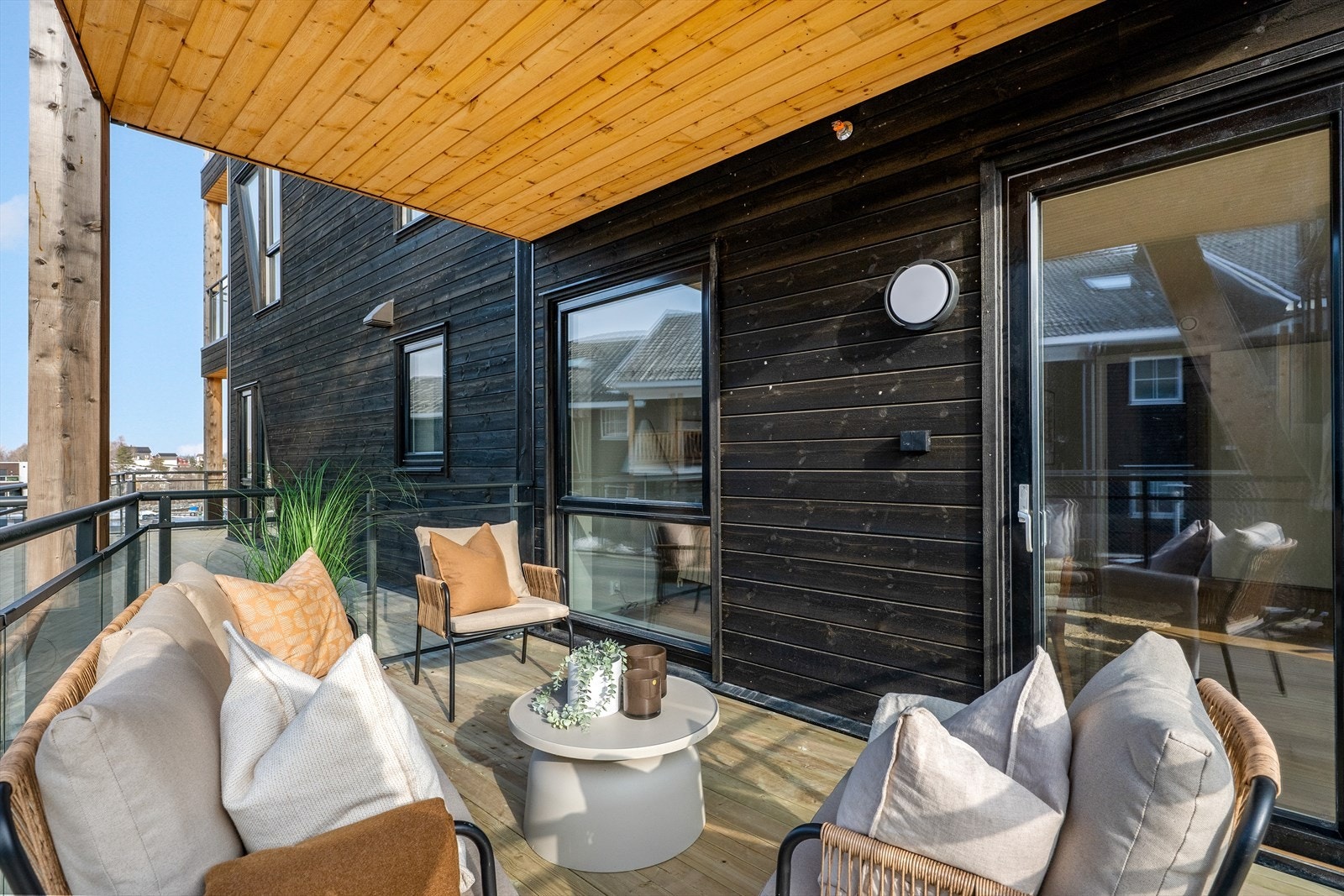 Terrassen fungerer ypperlig som en forlengelse av stuen på sommerhalvåret. Galleribilde