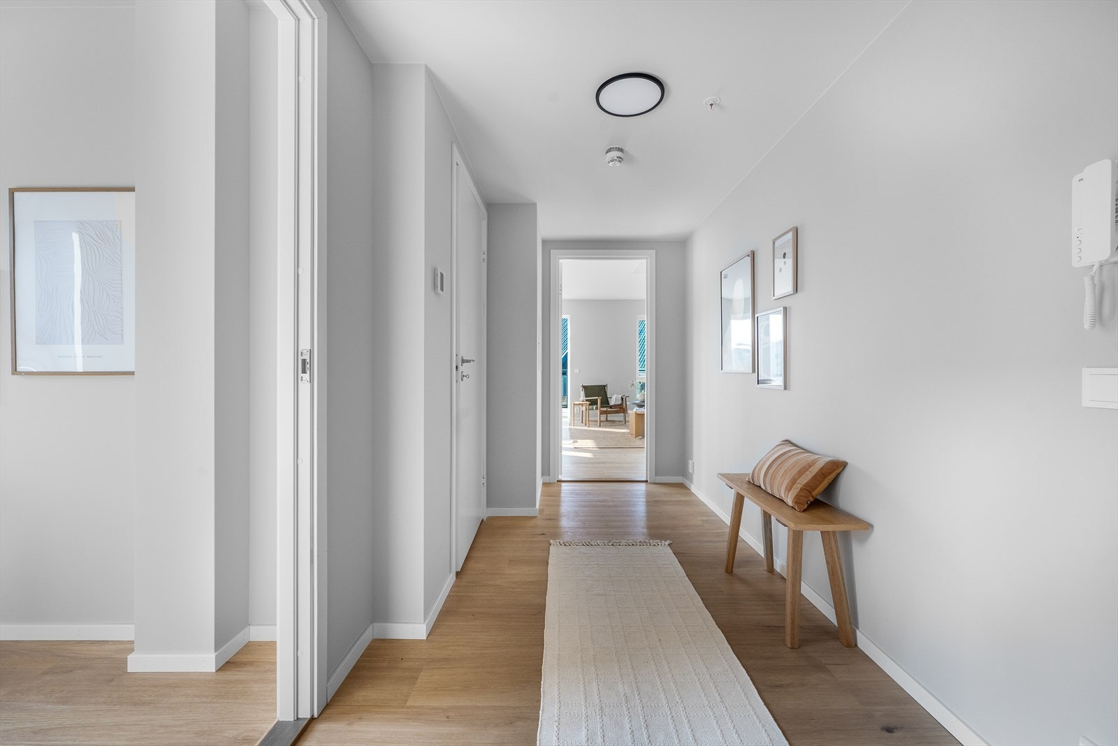 Fra gangen har du direkte tilkomst til leilighetens to soverom og bad. Videre kommer du til et flott allrom med stue, spisestue og kjøkken. Galleribilde