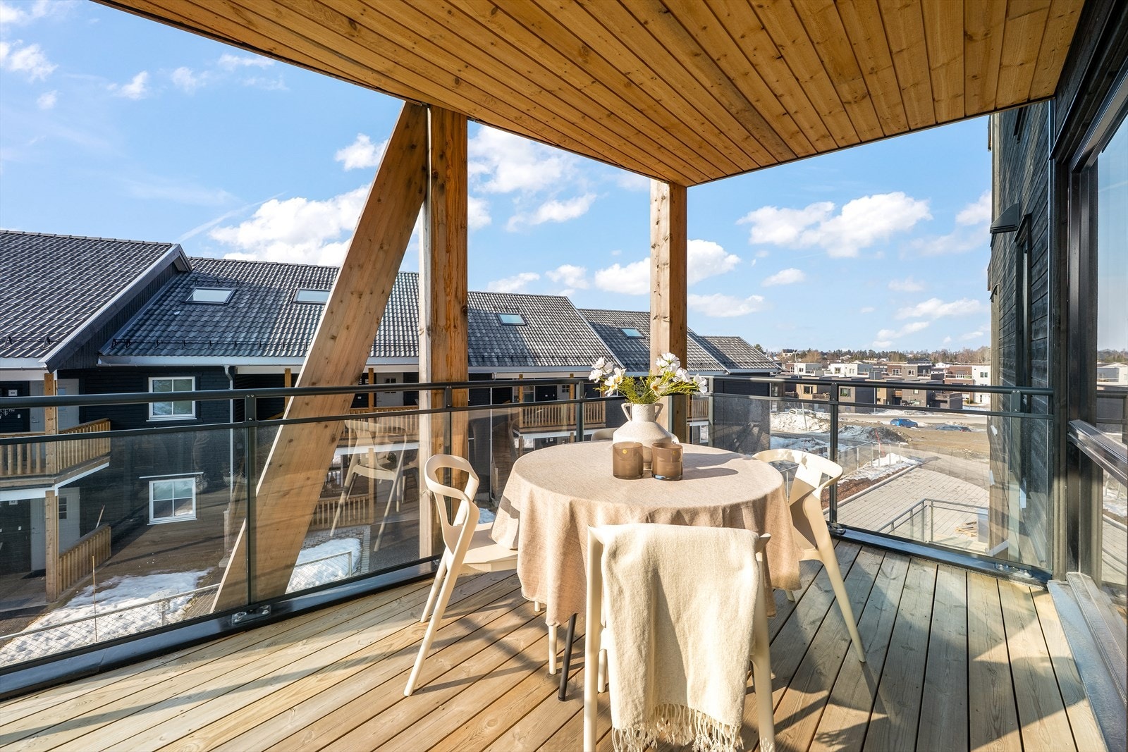 Balkongen fungerer ypperlig som en forlengelse av stuen på gode sommerdager. Galleribilde