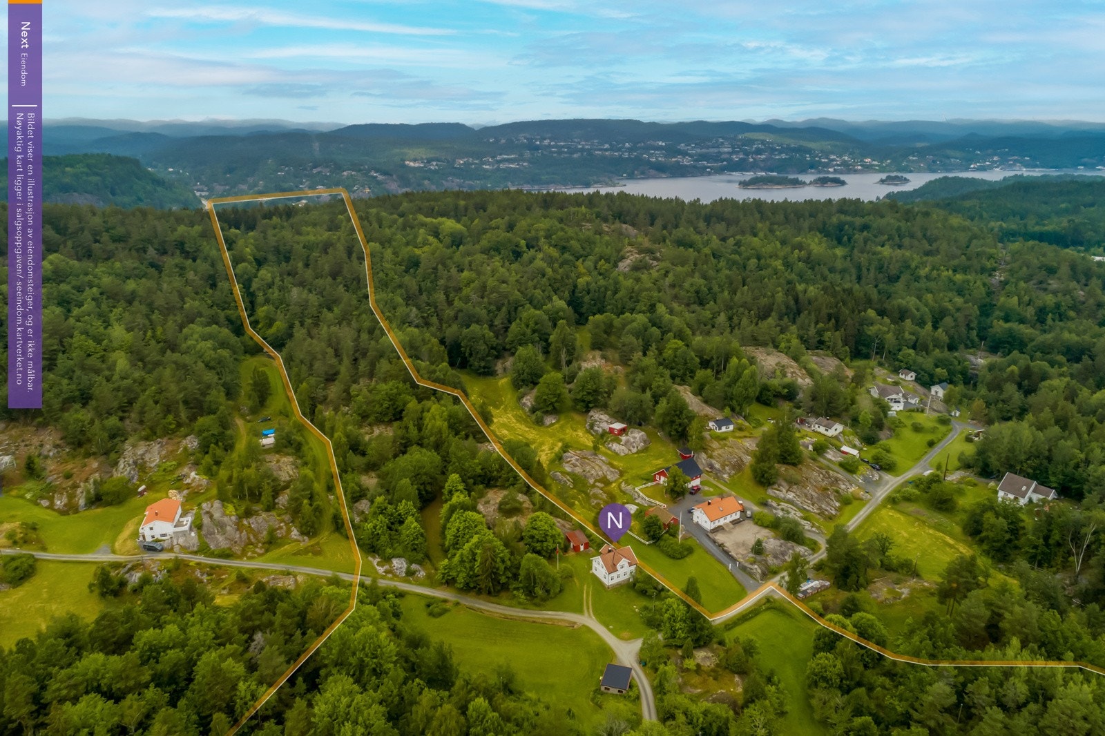 Området rundt våningshuset byr på vakker natur, med skog og grøntareal som gir rikelig med plass til rekreasjon. Galleribilde