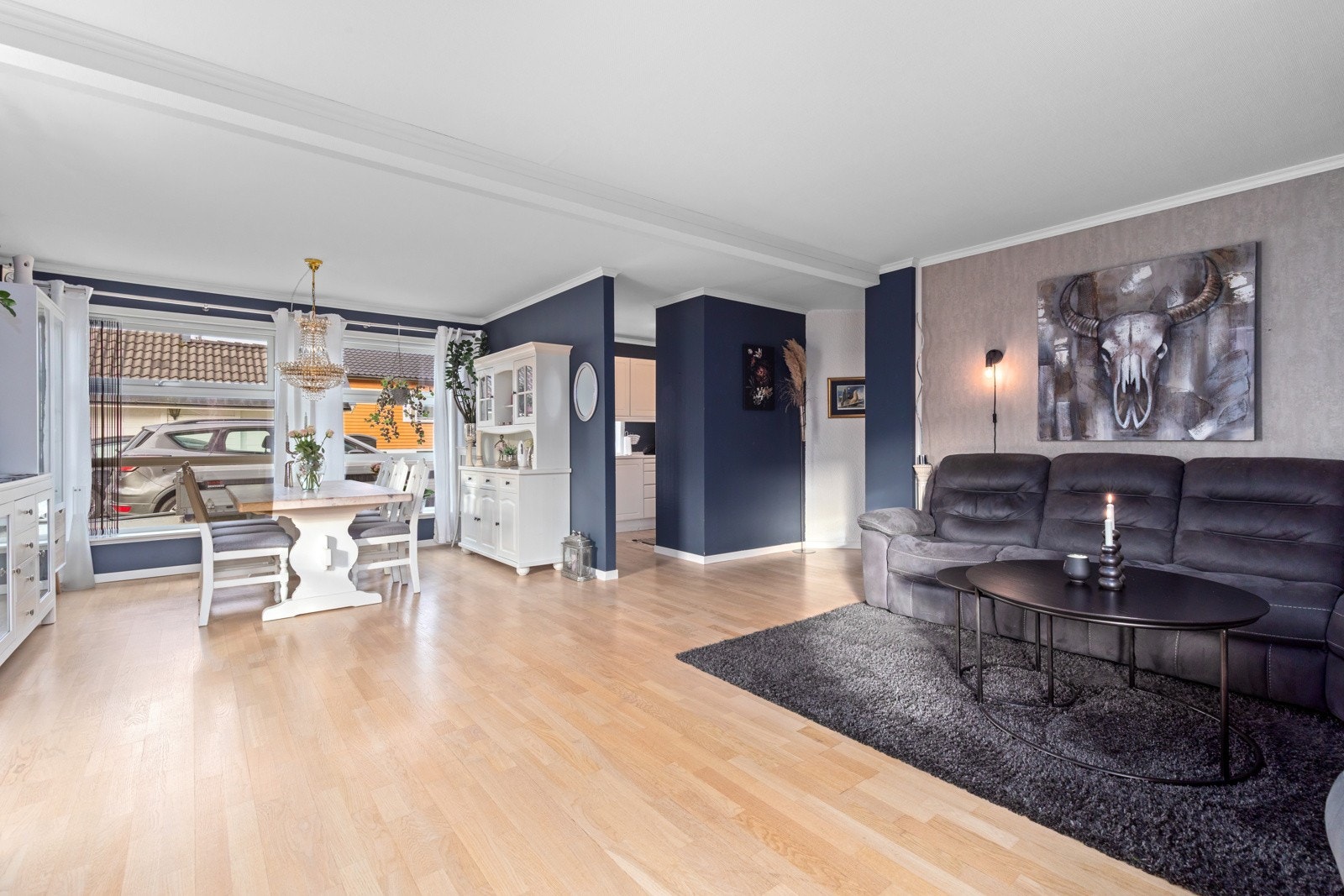 Romslig stue med praktiske soner. Her er det god plass til en trivelig sofagruppe, samt spisegruppe. Galleribilde