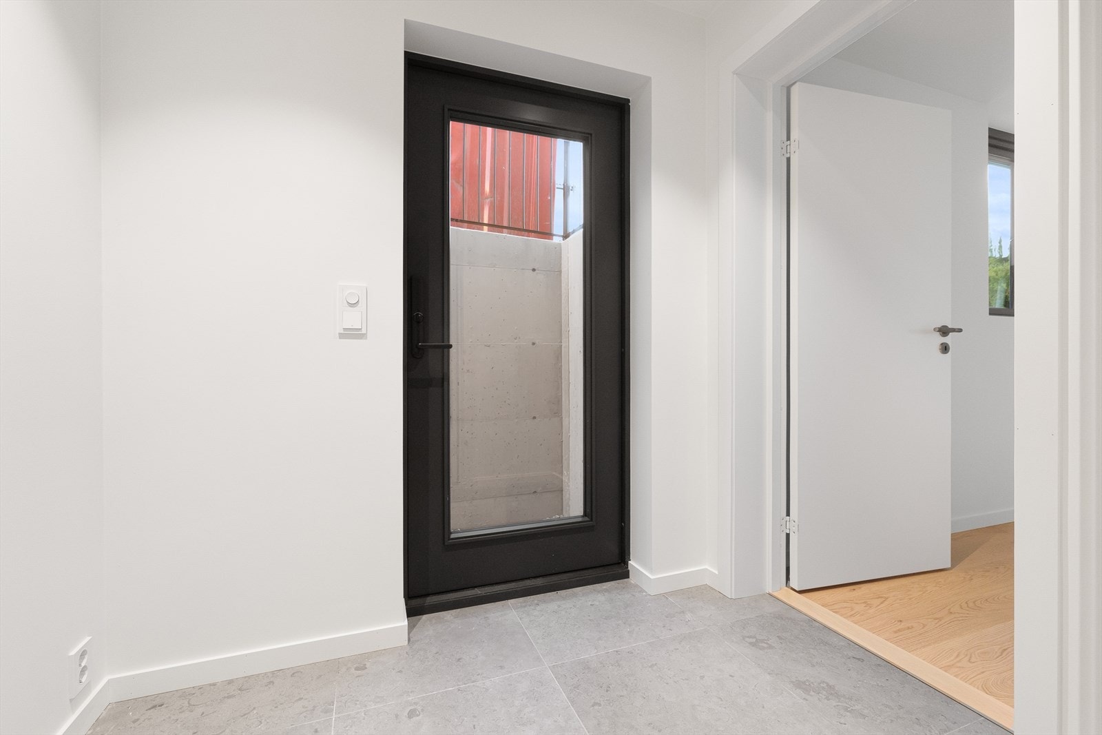 Egen inngang til underetasje, med stor og fin flislagt entré/gang Galleribilde