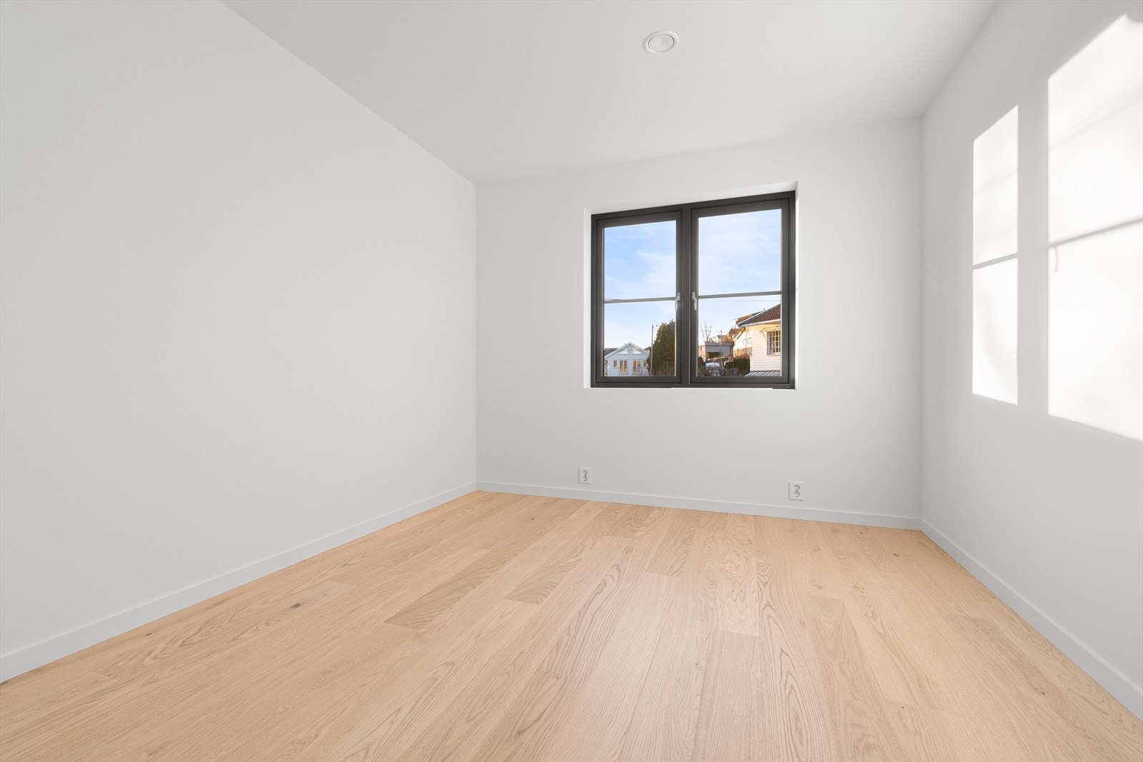 Soverom 2 - romslig og fint med god plass til seng, garderobe, kommode, skrivebord e.l. Galleribilde