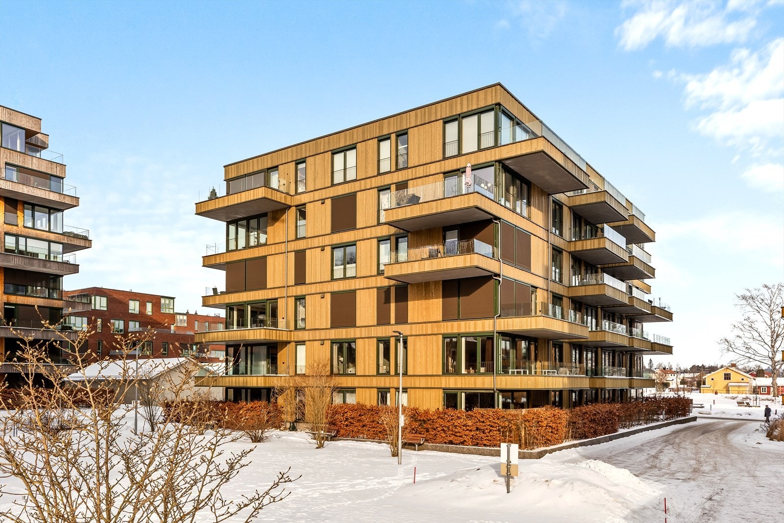 Leiligheten ligger på hjørnet i byggets andre etasje. Galleribilde