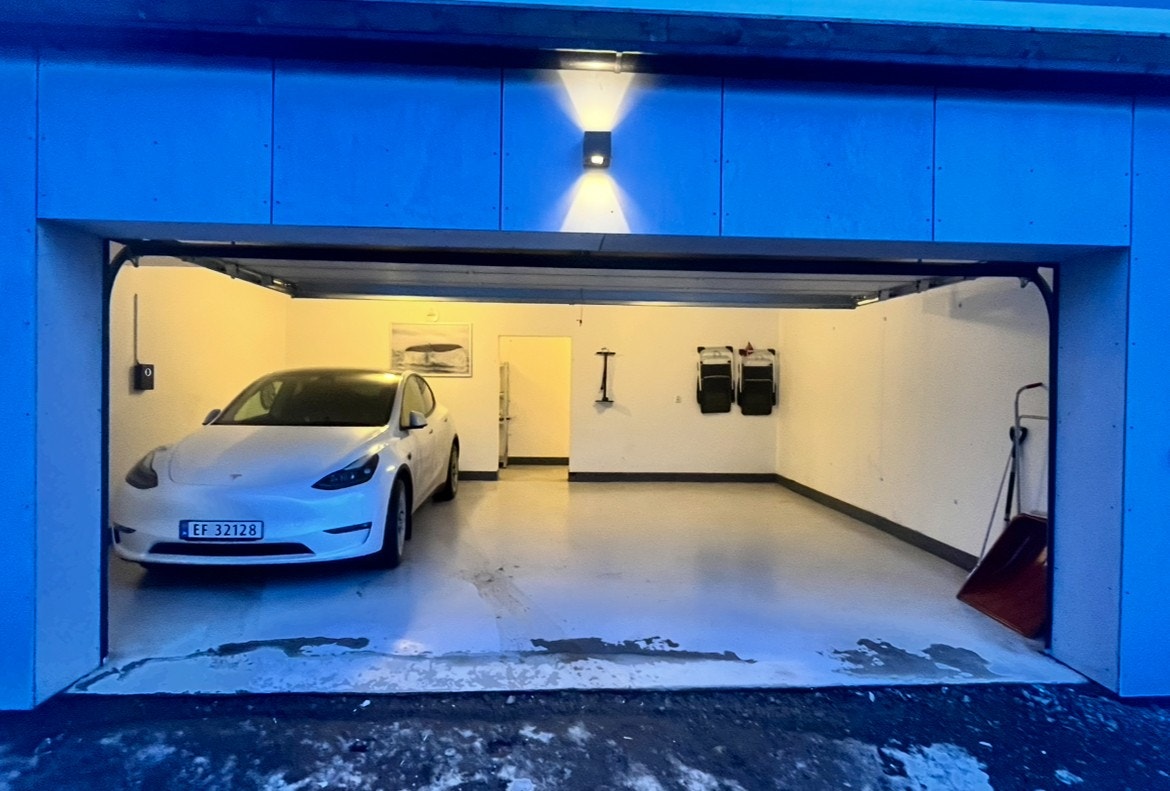 Integrert dobbelgarasje med god plass til to biler og oppbevaring i bod. Praktisk og komfortabelt året rundt. Galleribilde