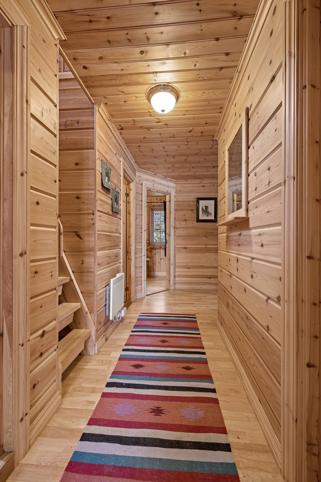 Videre inn ligger en mellomgang som fordeler bad og de tre soverommene. Fra gangen er det trapp opp til en trivelig hems med god gulvplass, perfekt for ekstra sengeplasser eller en egen sone for barn og gjester. Galleribilde
