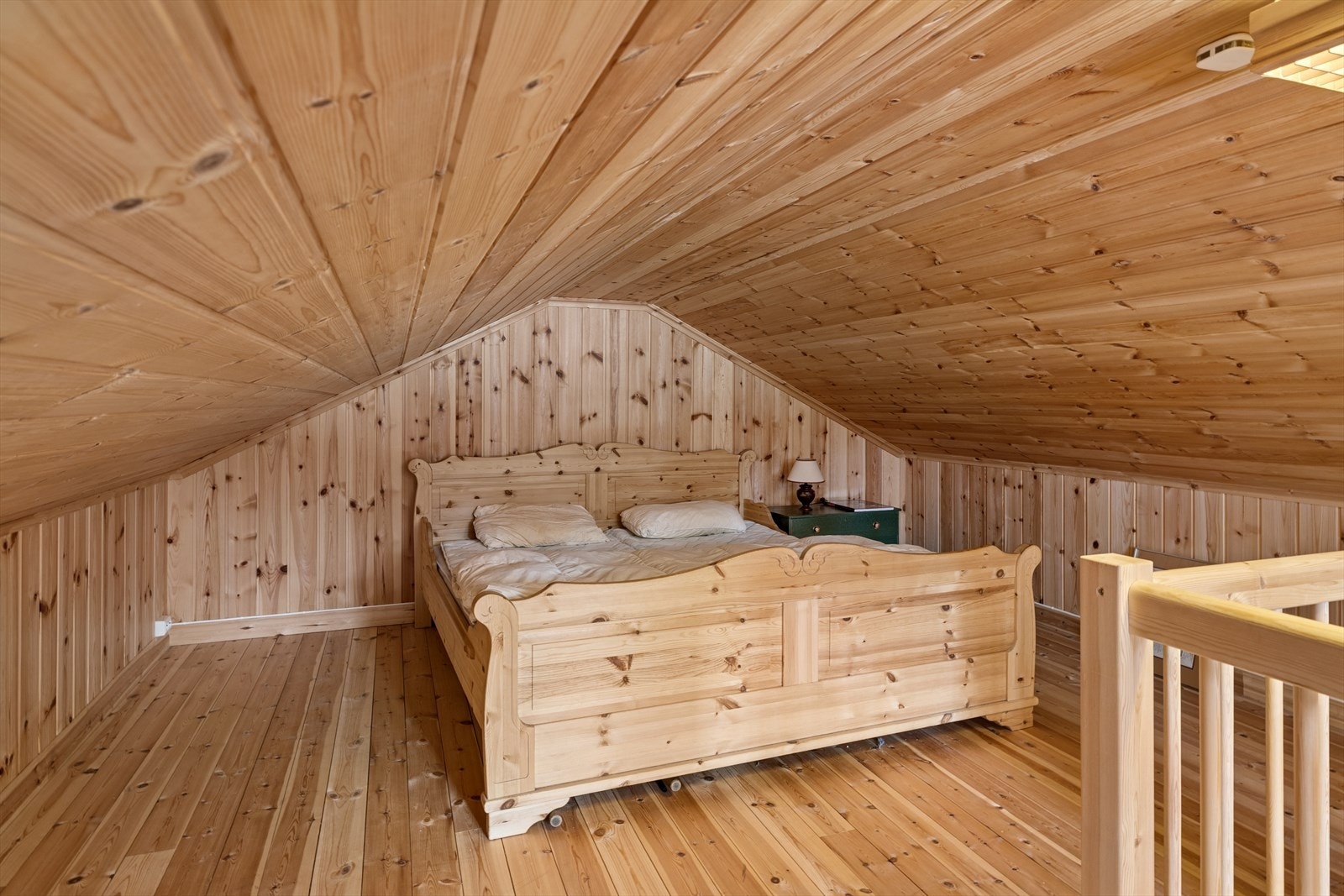 Fra gangen er det trapp opp til en trivelig hems med god gulvplass, perfekt for en spennende lekesone til barna eller for ekstra lagringsplass. Se pkt. ferdigattest. Galleribilde