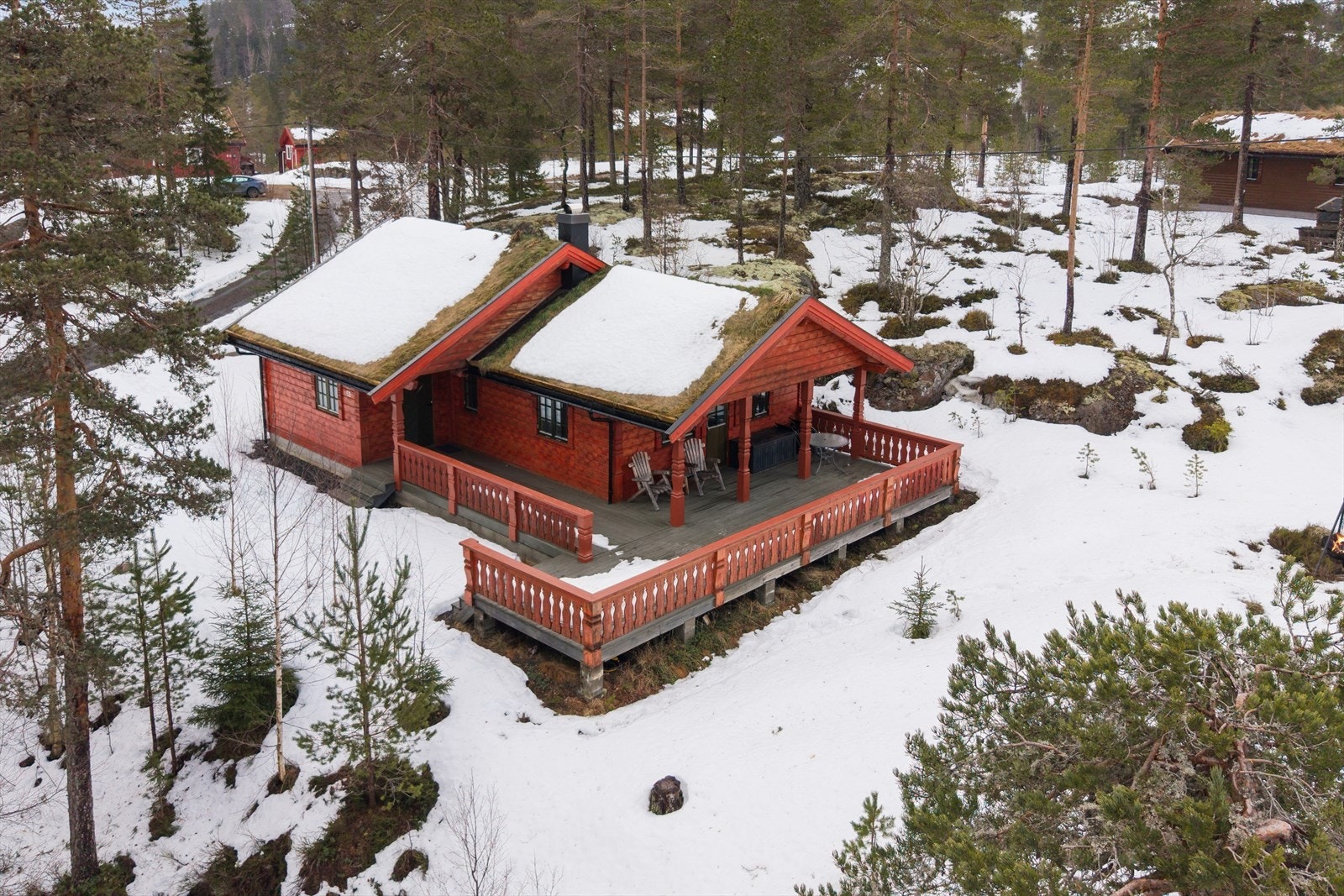 Eiertomt! Tomten består hovedsakelig av naturlig terreng med synlige fjellpartier og variert vegetasjon. Galleribilde
