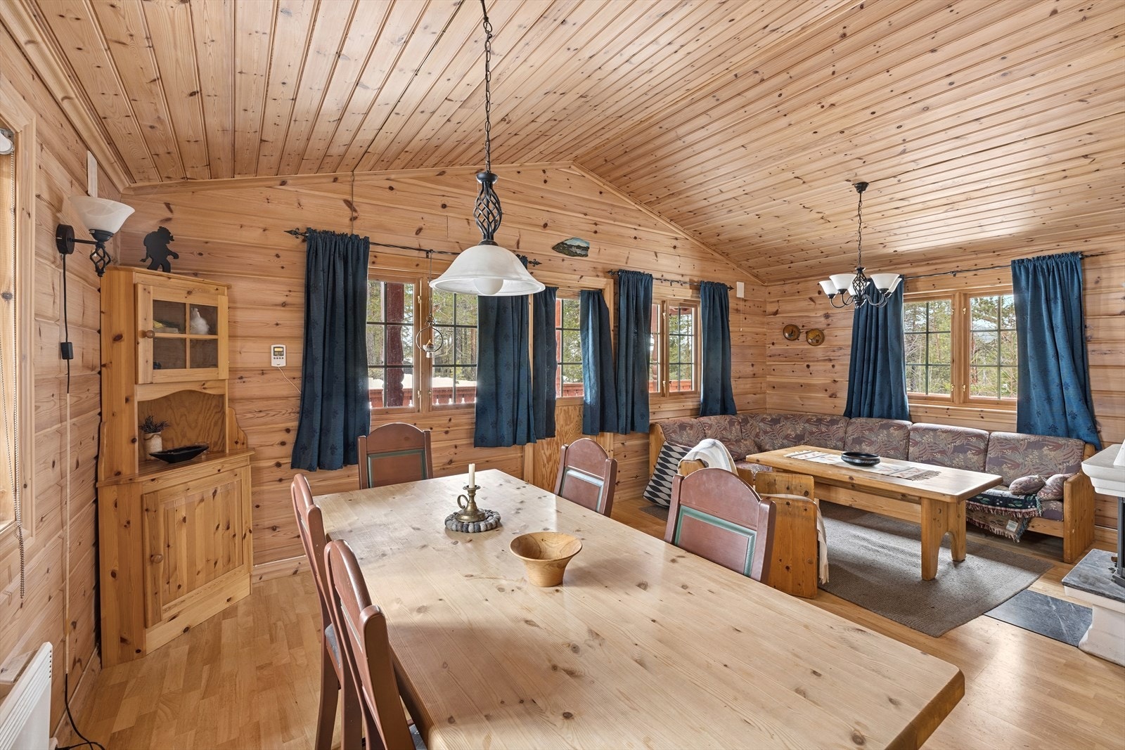 Her kan man enkelt være flere om matlagingen samtidig som man fortsatt er en del av samtalen i stuen, noe som gjør rommet perfekt for hyggelige familiemiddager, spillkvelder og kaffestunder med gode venner. Galleribilde