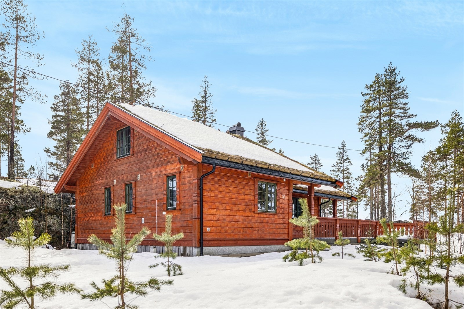 Hytta ligger solrikt og usjenert til i en blindvei på Meheia hyttefelt. Området er like attraktivt sommer som vinter, med godt preparerte skiløyper i umiddelbar nærhet når snøen ligger, og flotte stier, fiske- og bademuligheter resten av året. Galleribilde