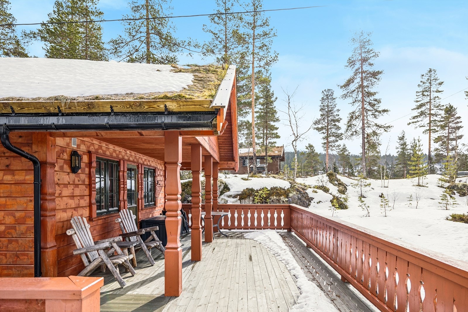 En attraktivt beliggende og meget pen hytte med hems og nydelig utsikt fra den store terrassen på ca 54 kvm. Hytta har en stor eiertomt på ca 2 025,3 m² og innlagt strøm og vann. Galleribilde