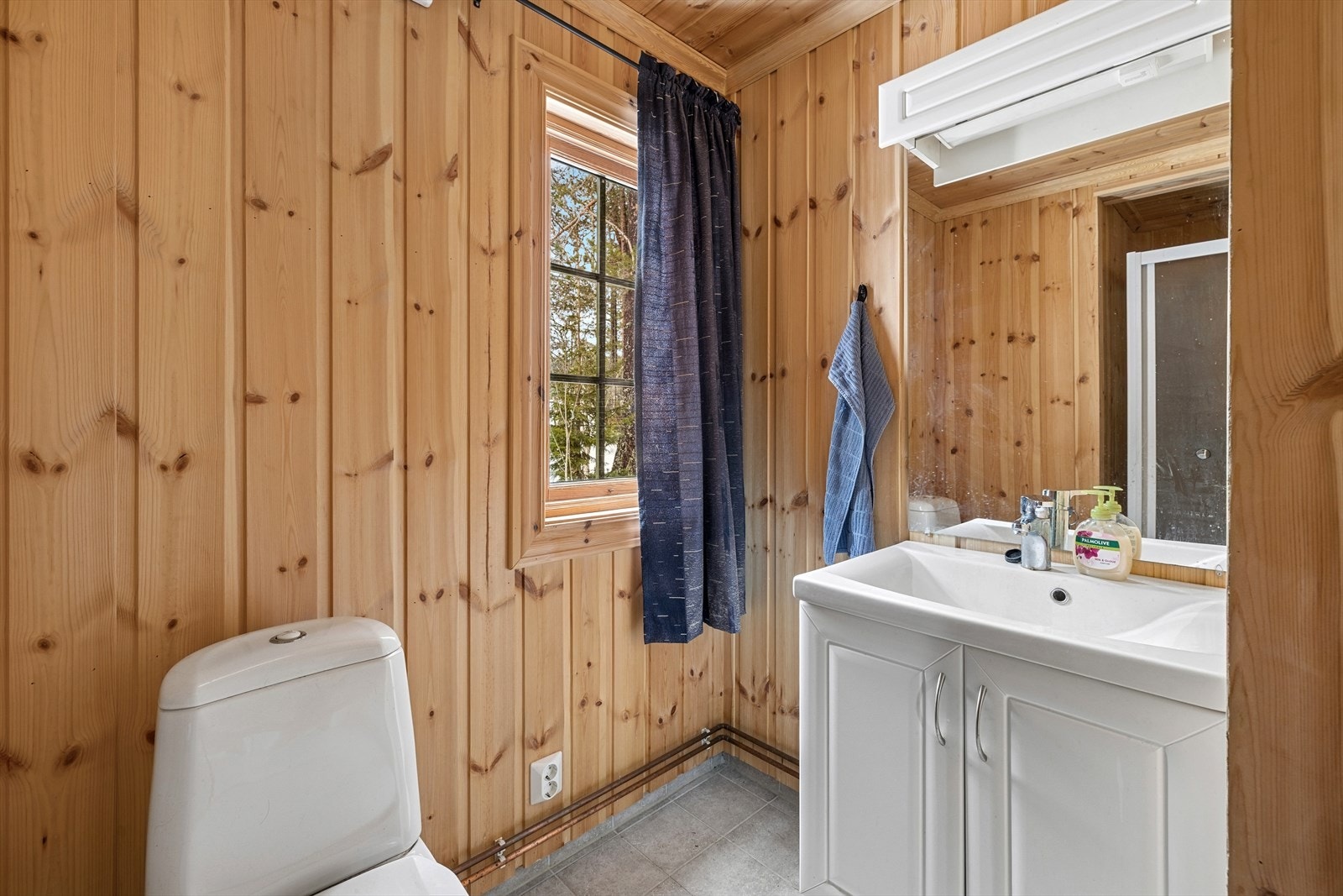 Badet er fra 2012 med flislagt gulv og elektriske varmekabler, vegger og tak er kledd med panel. Galleribilde