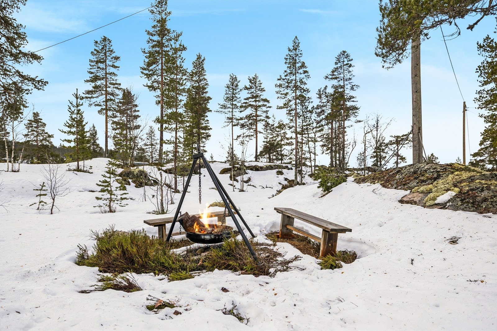 Etter en lang dag i skiløypene er det perfekt å samles rundt bålpannen og nyte varmen, utsikten og den gode hyttestemningen. Det gjøres oppmerksomt på at bålpanna ikke følger med i salget. Galleribilde