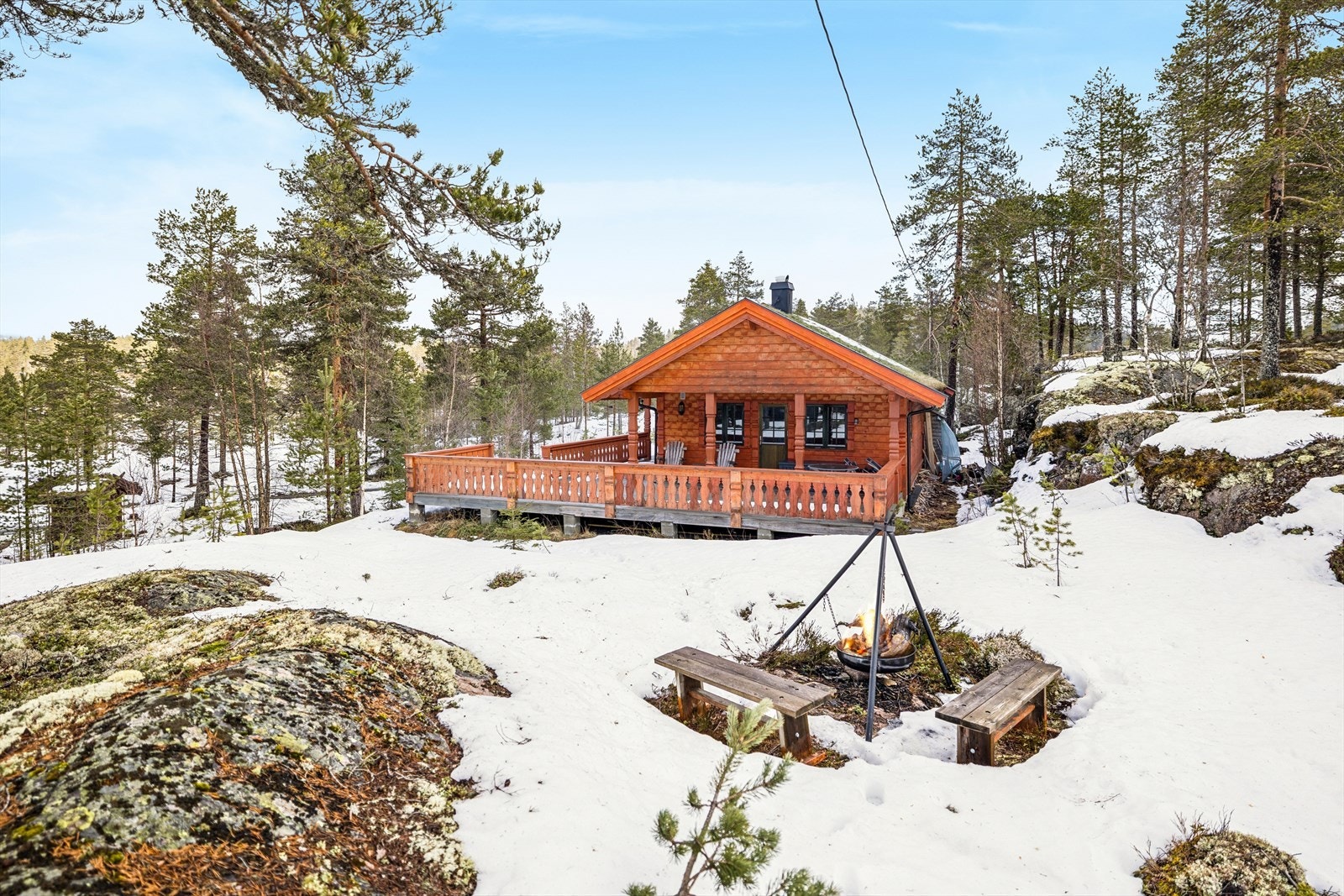 Stor eiertomt på ca 2 025,3 m² og innlagt strøm og vann. Her får du en flott kombinasjon av naturnær ro og et variert aktivitetstilbud gjennom hele året. Det gjøres oppmerksomt på at bålpanna ikke følger med i salget. Galleribilde